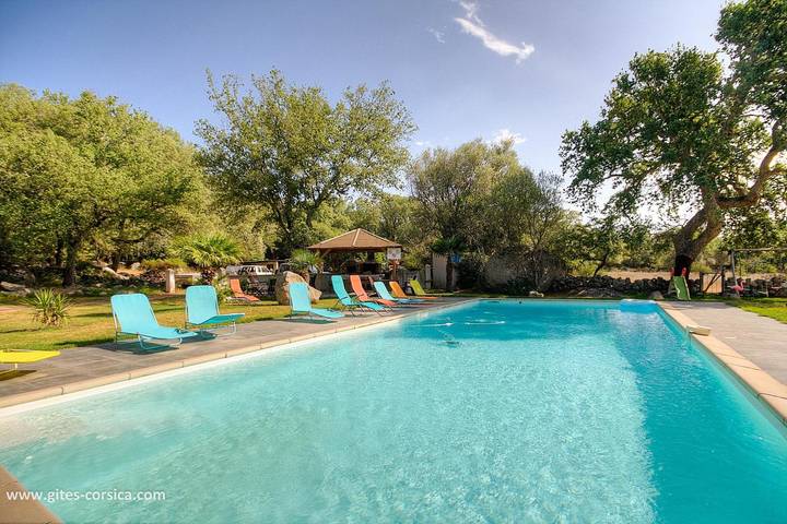 Gîte pour 5 personnes, avec Terrasse ainsi que Piscine et Vue