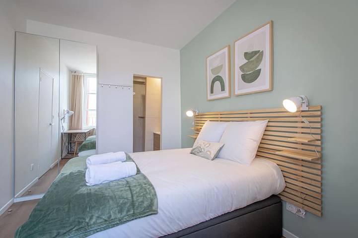 House renovated in 2025, 2 minutes from the Loire River, garden & barbecue, 6 bedrooms with private showers in Blois, Blois region