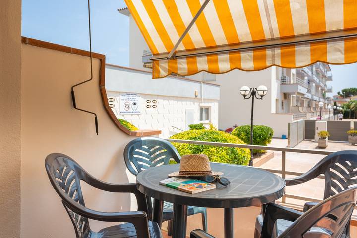 Apartamento entero, Apartamento 'Omega 7' con piscina compartida, jardín compartido y aire acondicionado in L' Estartit, Estartit