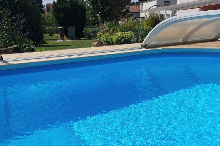 Ferienwohnung für 6 Personen, mit Whirlpool und Terrasse sowie Garten und Pool in Teuchern