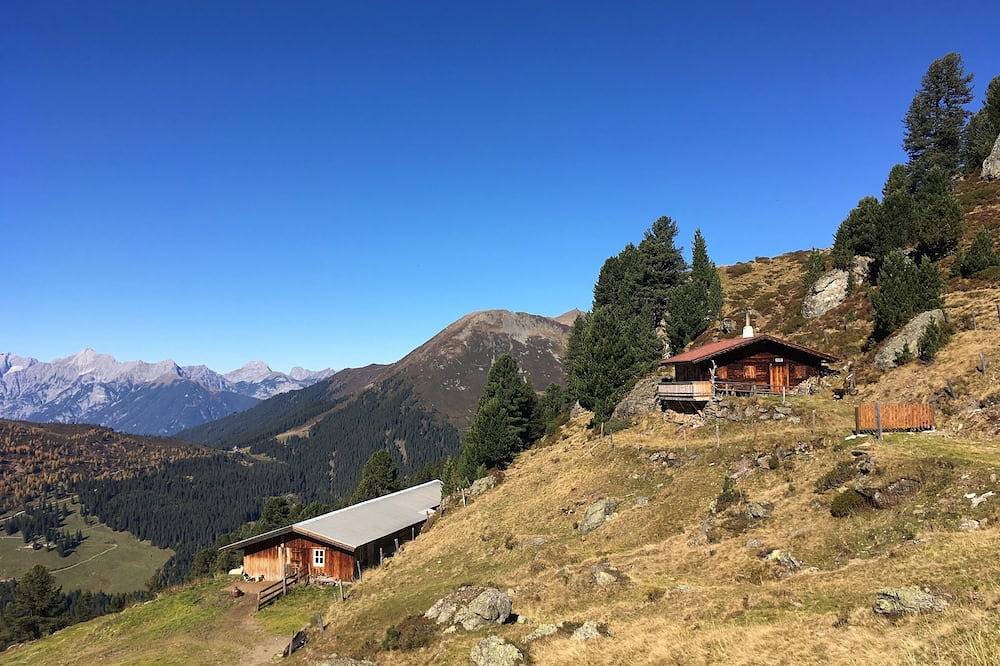 Entire apartment, Centrally located apartment with sunny location in the Zillertal in Fügen, Ski-Optimal Hochzillertal