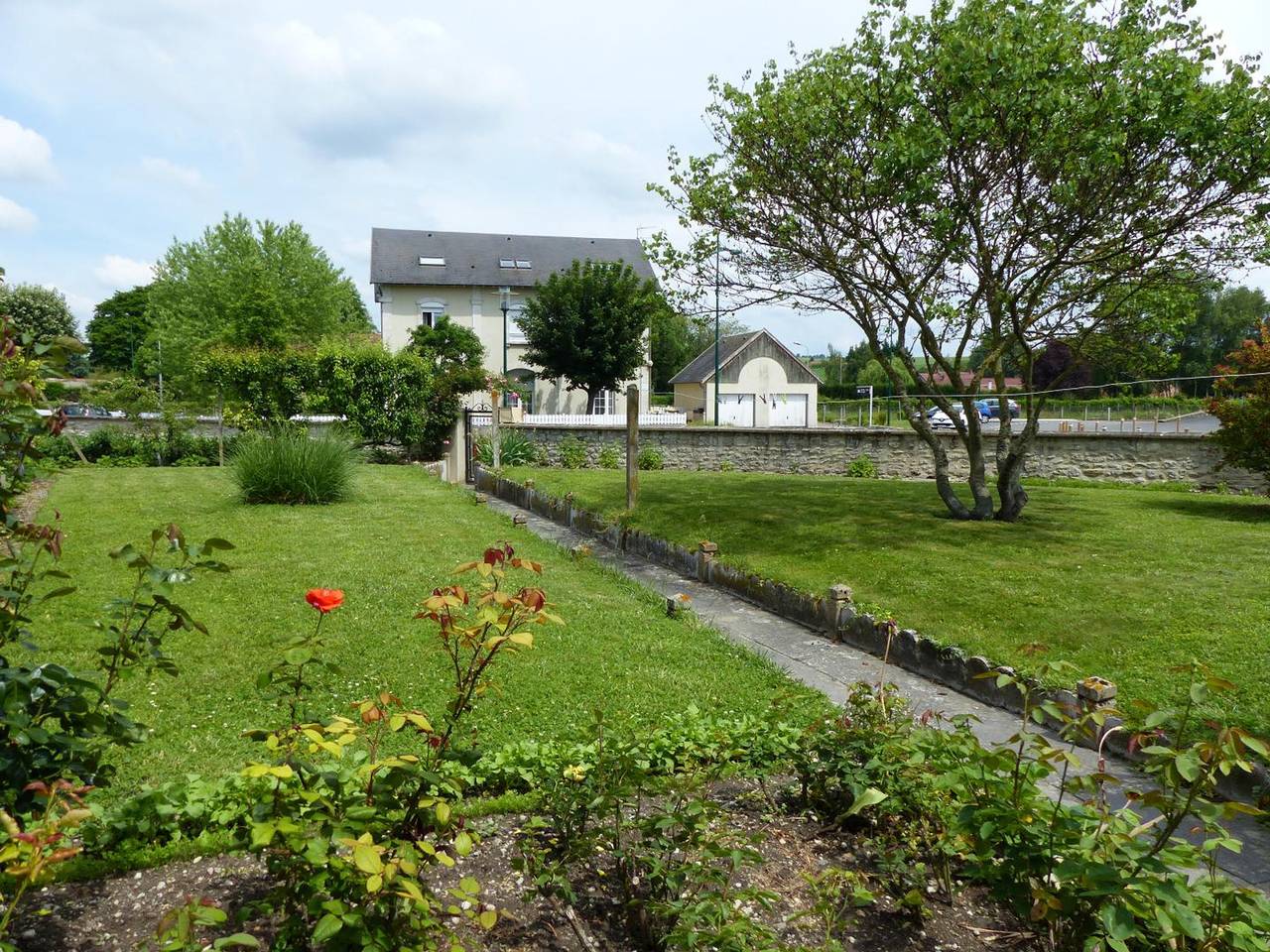 Casa con Jardín y Charmo en Corazón de Pueblo in Saint-Bonnet-de-Rochefort, Región de Vichy