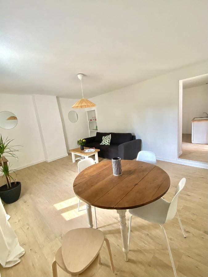 Gîte pour 5 personnes, avec jardin et vue à Sénas - 4