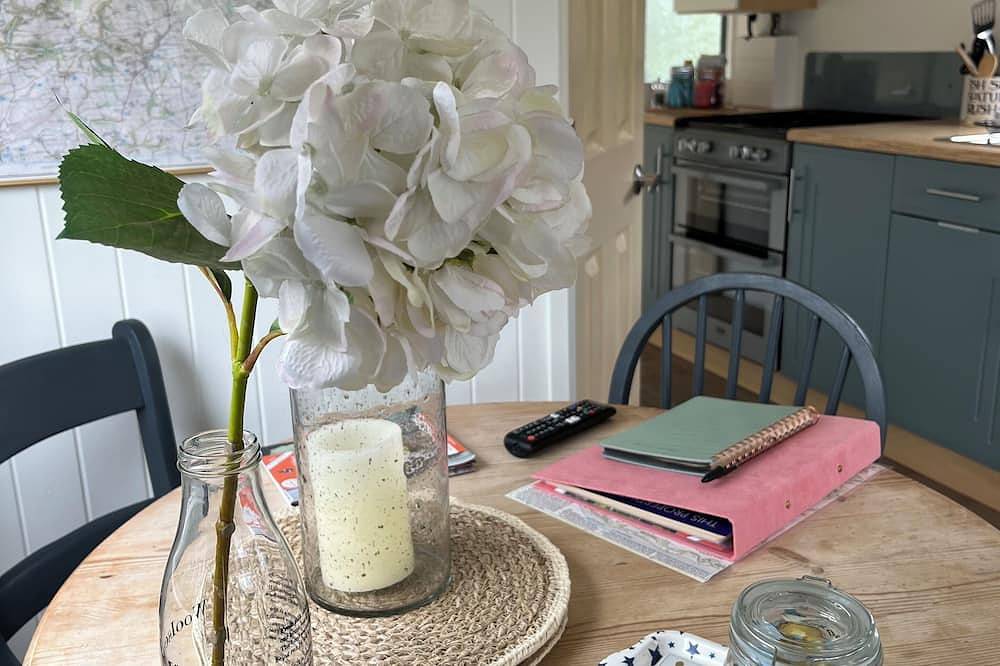 Apple Pippin, shepherds hut style, sleeps 4, private garden, walk to pubs & more in Hartland, Hartland Devon Heritage Coast