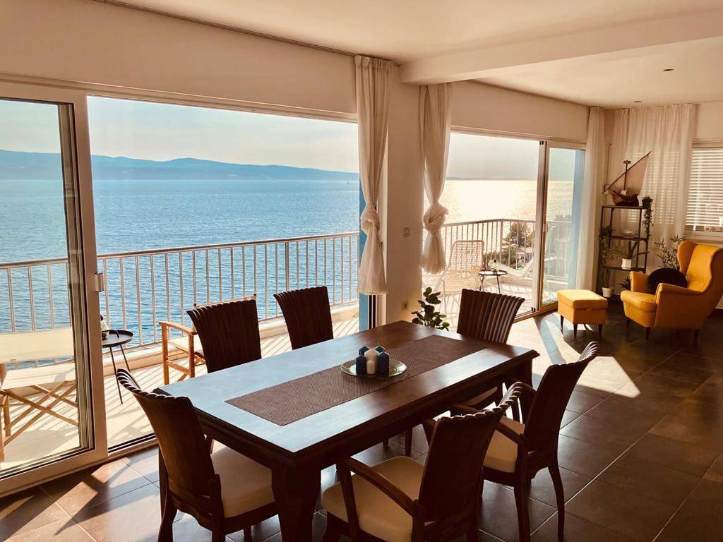 Blue Beach Villa with Bbq, Wifi and Stunning View in Céline, Omiš-Riviera