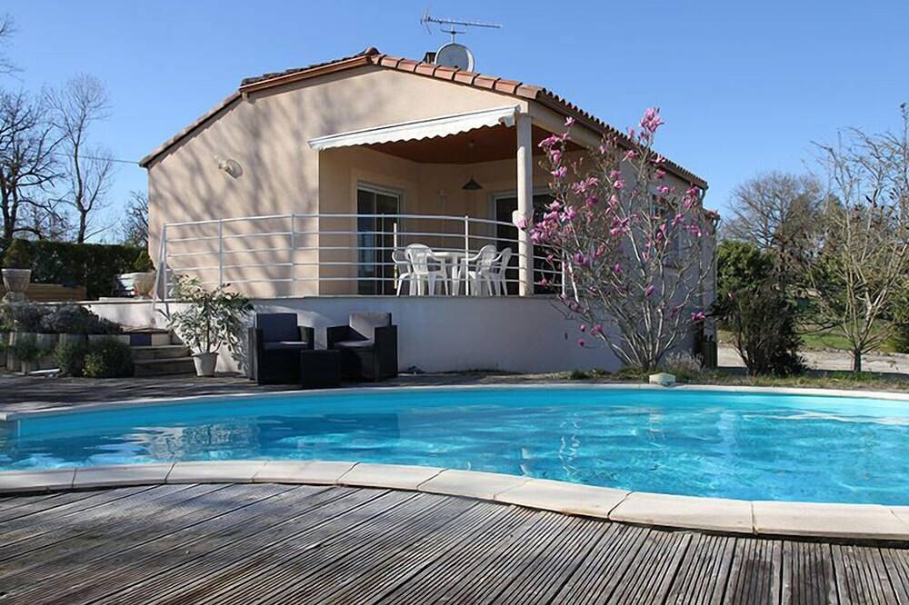 Gite Proche Cahors Avec Piscine Privee Et Chauffée in Le Montat, Quercy
