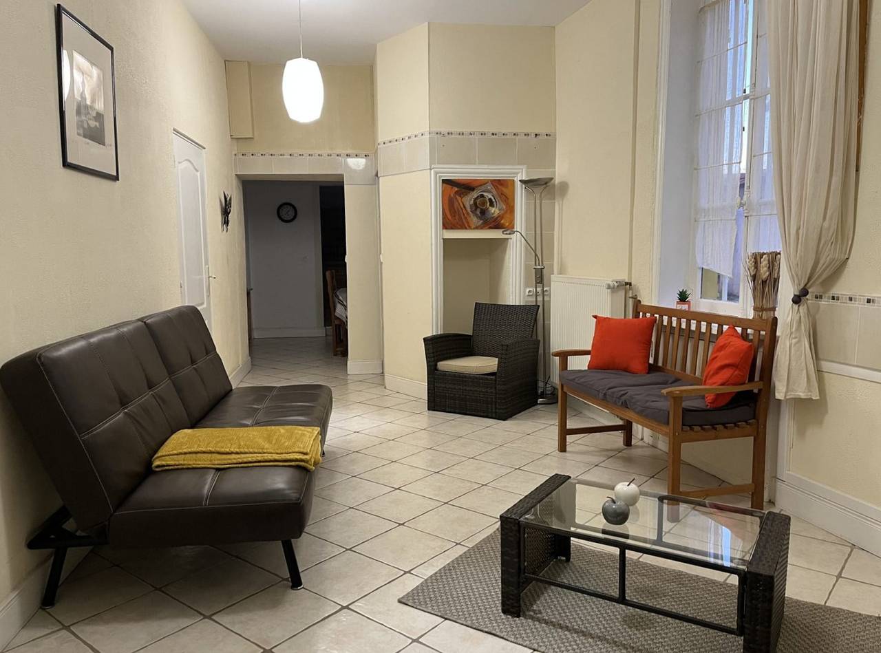 Appartement entier, Chambres ou appartement au Domaine de Saint-Martin de Bois in Pouilly-les-Nonains, Région de Roanne