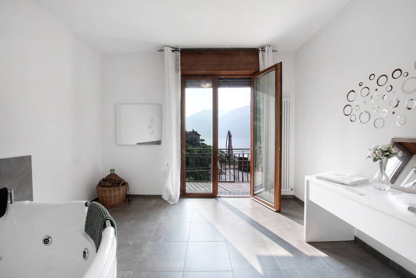 Appartement entier, Appartement "Dudi Jolie" avec vue sur le lac, bain à remous, terrasse et Wi-Fi in Lezzeno, Lac de Côme