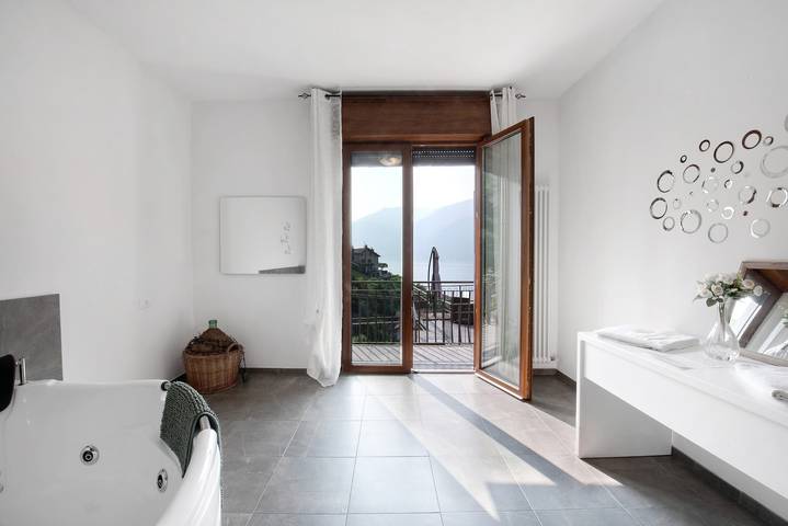 Apartamento inteiro, Apartamento 'Dudi Jolie' com vista para o lago, banheira de hidromassagem, terraço e Wi-Fi in Lezzeno, Lago de Como