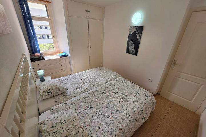 Appartement entier, Appartement Jacaranda avec piscine, seulement 200 mètres de la mer et plage,wifi in Playa de las Américas, Arona