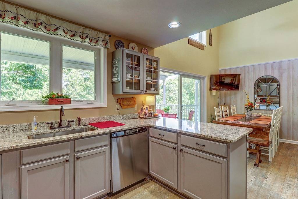 Wunderschönes Stadthaus am Wasser mit perfekter Lage und Kamin in Lake Anna