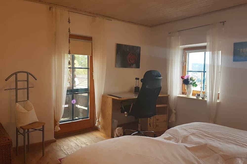 Ganze Wohnung, Geräumige 100qm Ferienwohnung für bis zu 3 Personen mit gemütlichem Kaminofen im Wohnzimmer und komfortabler Ausstattung in Bad Kötzting, Ostbayern