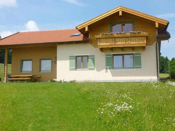 Ferienwohnung für 4 Personen, mit Balkon und Terrasse sowie Garten und Ausblick in Rimsting