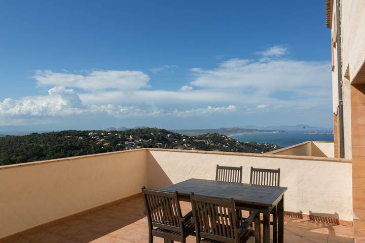 Appartamento intero, 2 bedroom apartment close to the center of Begur. Terrace and panoramic sea views in Begur Centre, Begur