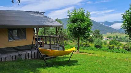 Gîte pour 6 personnes, avec vue et terrasse ainsi que piscine et jardin à Camurac