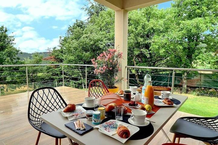 Location de vacances pour 4 personnes, avec jardin et terrasse à Saint-Julien-du-Serre