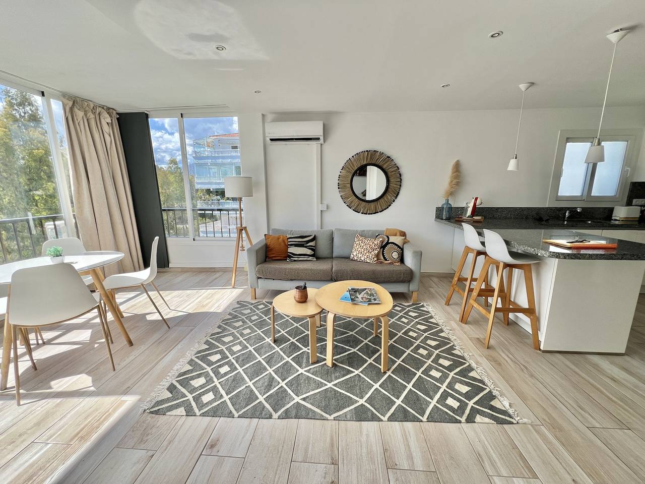 Entire apartment, Flat near the beach 800 m away from Puerto Banus in Golden Mile, Marbella