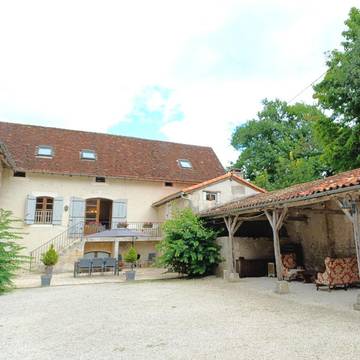 Gîte pour 8 personnes, avec terrasse et piscine à Saint-Paul-Lizonne