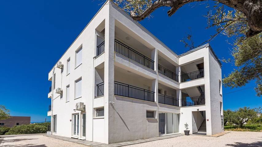 Ferienwohnung für 4 Personen, mit Garten und Balkon, mit Haustier in Banjol