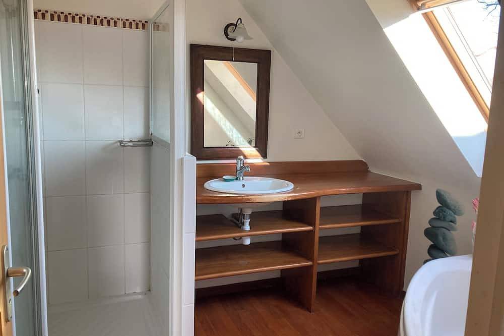 Spacious and bright house on large plot 10 min walk from Pont L' Abbé in Pont-l'Abbé, Quimper und Umgebung