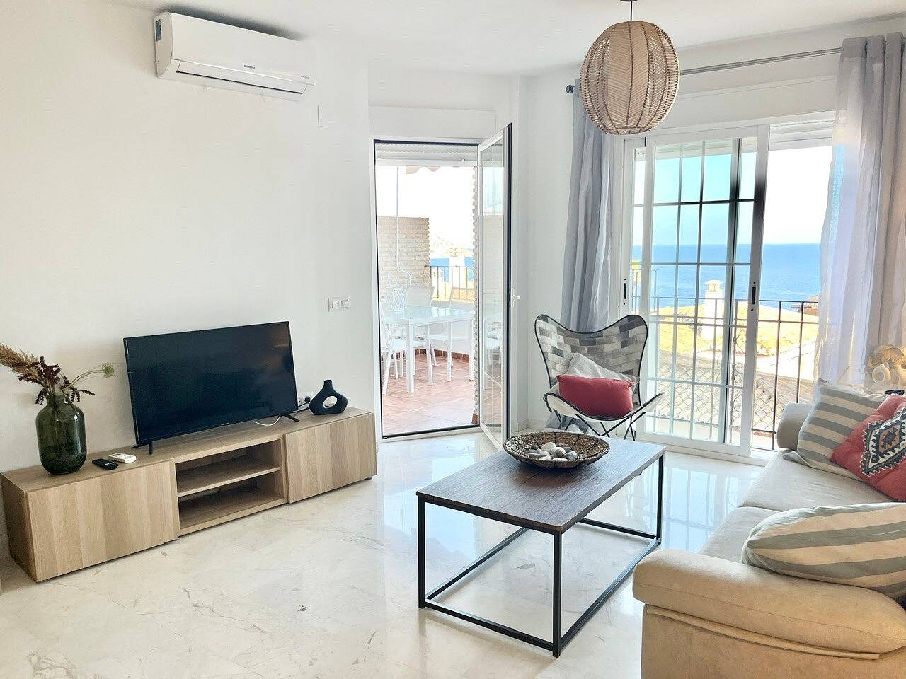 Apartamento entero, Apartamento vacacional "Piso Jardines De Adnania B" cerca de la playa con piscina compartida y Wi-Fi in Playa de los Berengueles (Almuñecar), Almuñecar