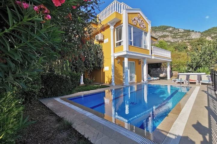 Feriehus for 8 personer, med hage i Alanya