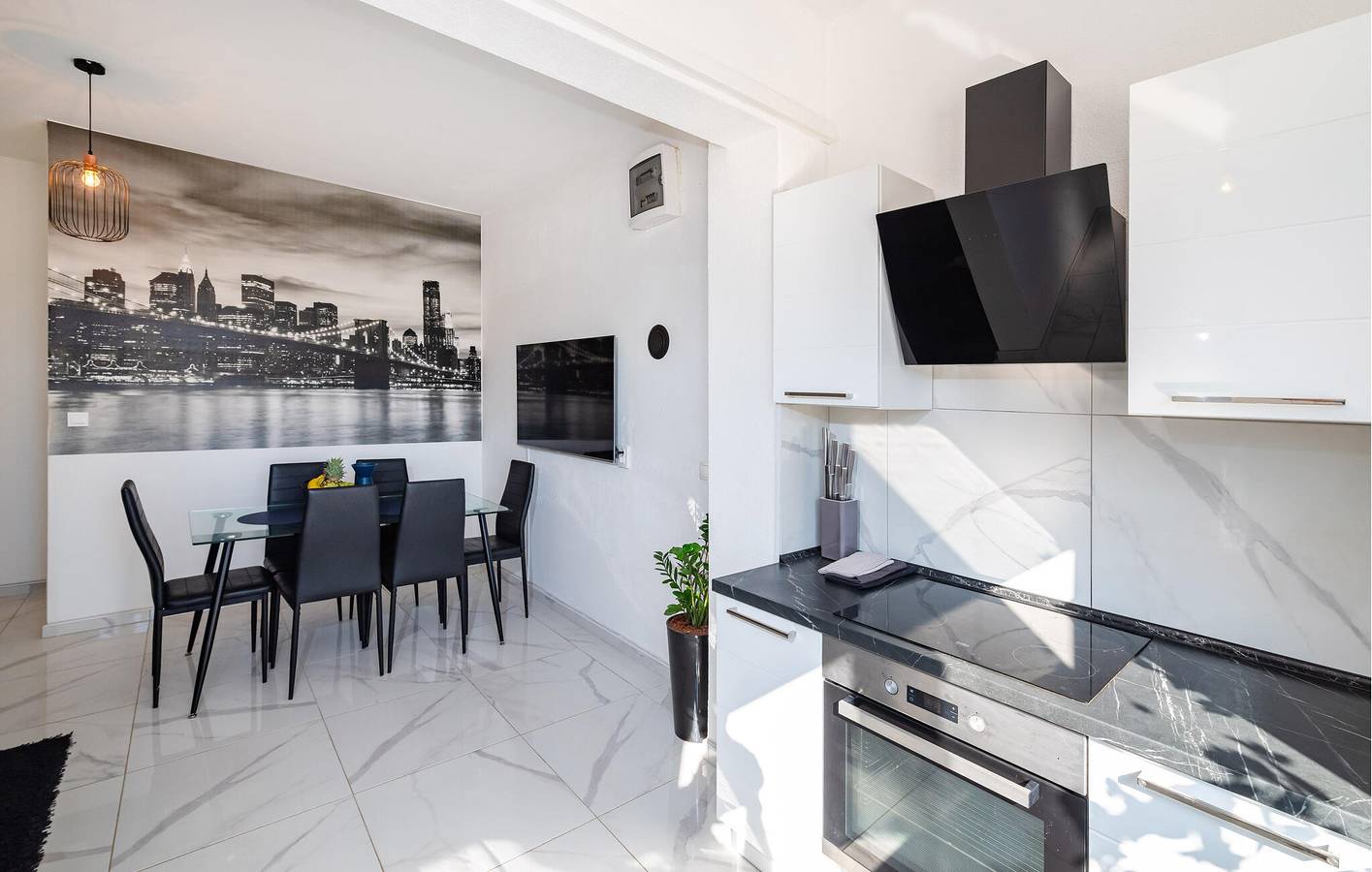 Ganze Ferienwohnung, Geräumiges Apartment mit 2 Schlafzimmern, Pool, WLAN und Parkplatz in Grad Benkovac, Zadar