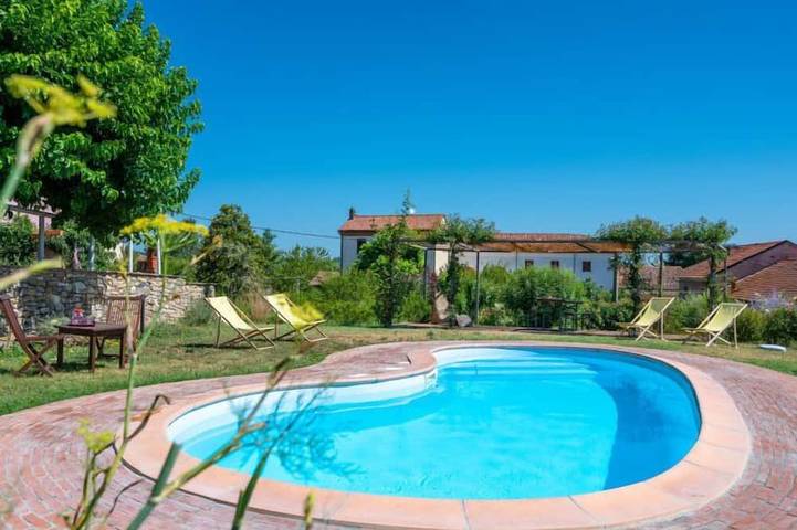 Location de vacances pour 16 personnes, avec piscine et jardin à Cassine