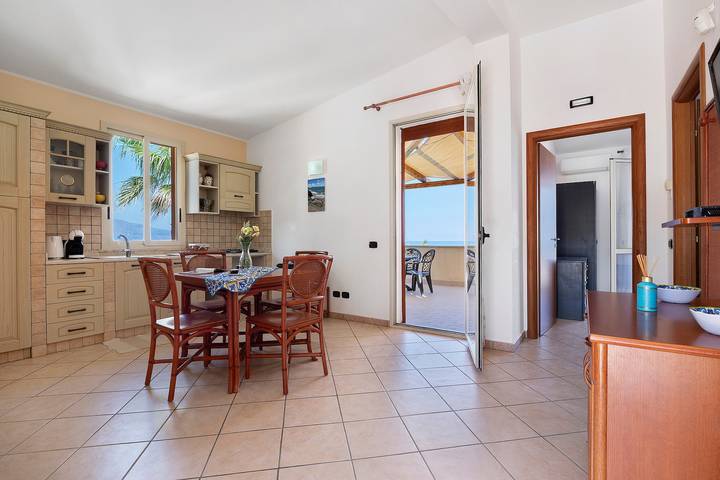 Entire apartment, Apartment 'Casa Onda Azzurra' with Sea View, Wi-Fi and Air Conditioning in Spiaggia di Balestrate (Balestrate), Balestrate