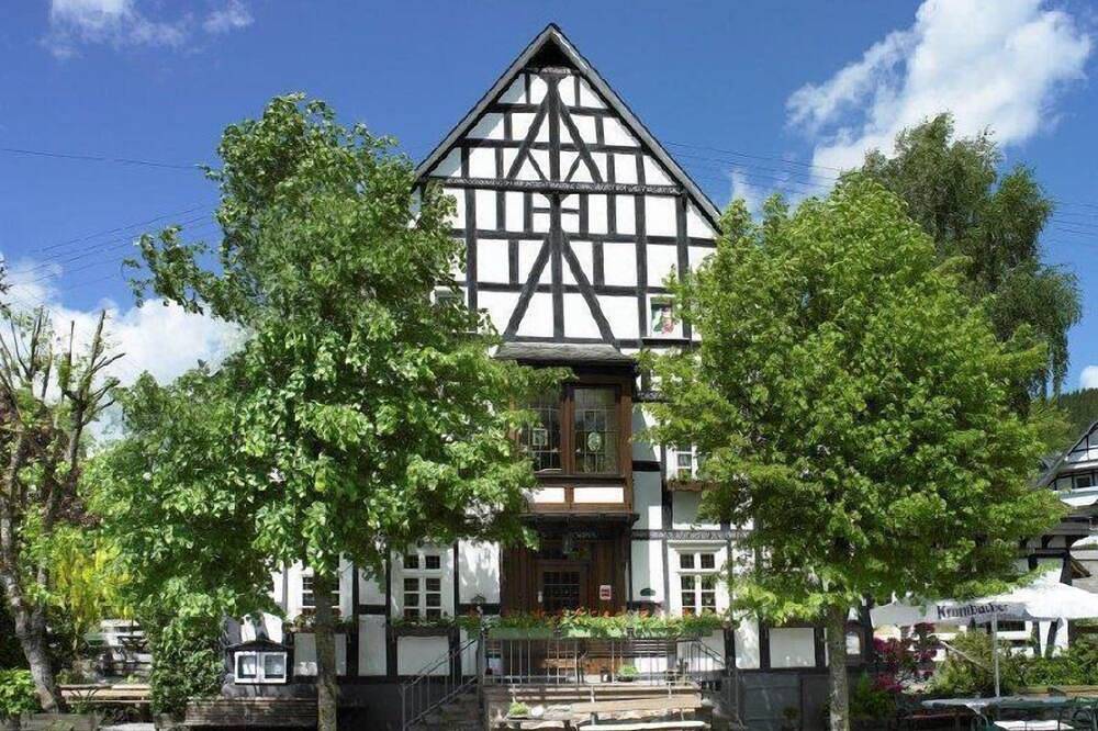 Ganze Wohnung, Doppelzimmer mit Badezimmer, Garten/Stadtblick in Kirchhundem, Sauerland