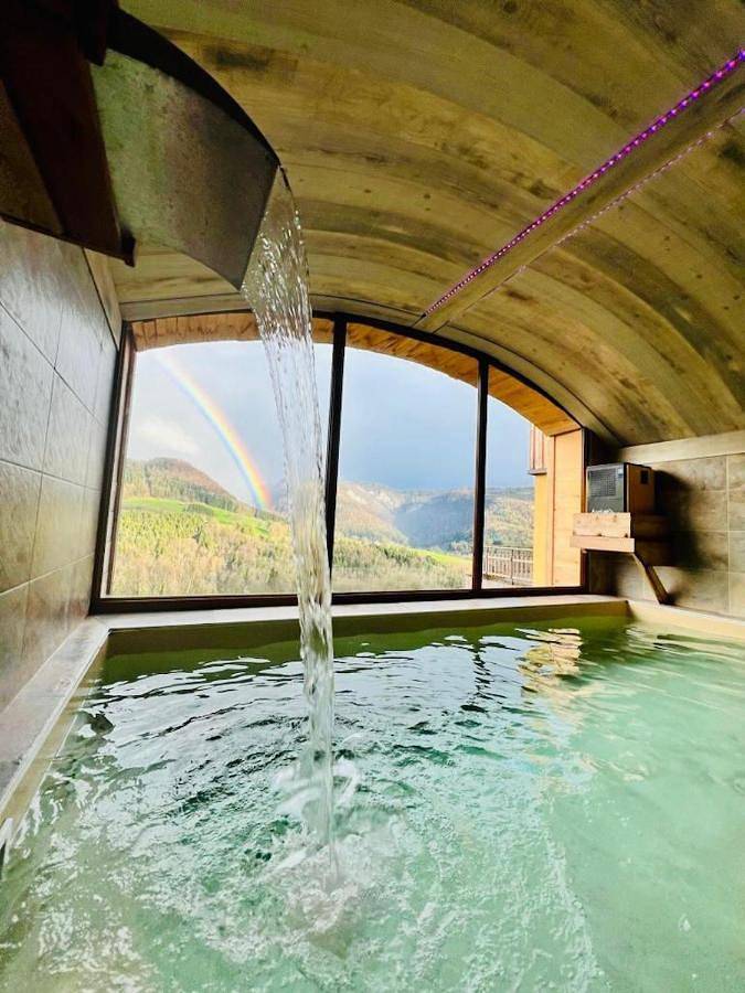 Location de vacances pour 15 personnes, avec terrasse et sauna ainsi que vue et piscine, animaux acceptés à Vaucluse (Doubs) - 4