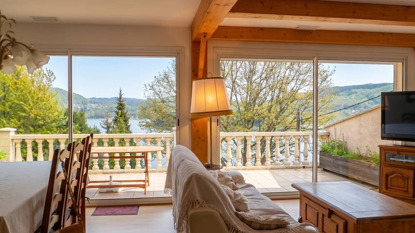 Gemütliches Haus in Nages mit See- und Bergblick in Laouzas-See, Nages