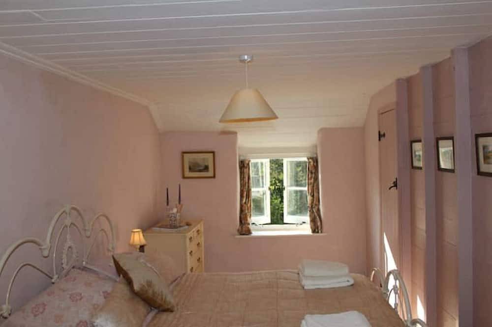 Pretty Cottage with Private Garden, Dulverton, Exmoor -  Pet-friendly in Dulverton, Somerset