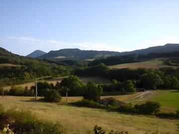 Gîte pour 6 personnes, avec balcon ainsi que jacuzzi et jardin, adapté aux familles à Bourdeaux