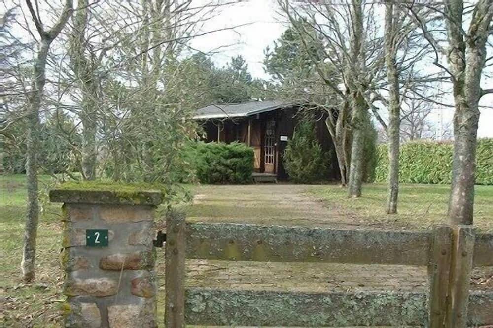 Chalet indépendant ,parc arboré 1500 m2, piscine chauffée.animaux  acceptés in Vallière, Parc Naturel Régional de Millevaches en Limousin