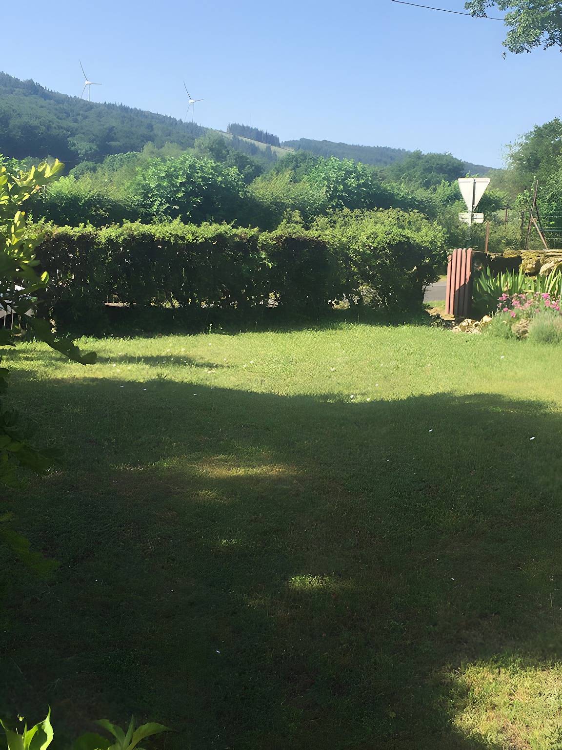 Holiday Home “La Maison De Campagne” with Mountain View, Private Terrace & Garden in Salles-Curan, Aveyron