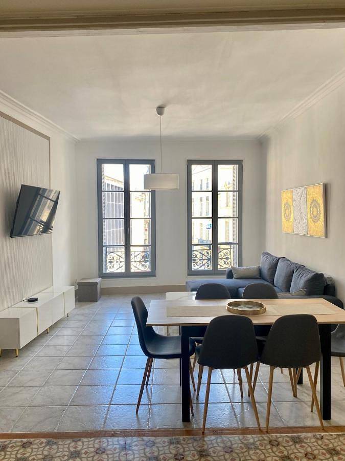 Gîte pour 7 personnes, avec balcon dans Arenes De Nimes