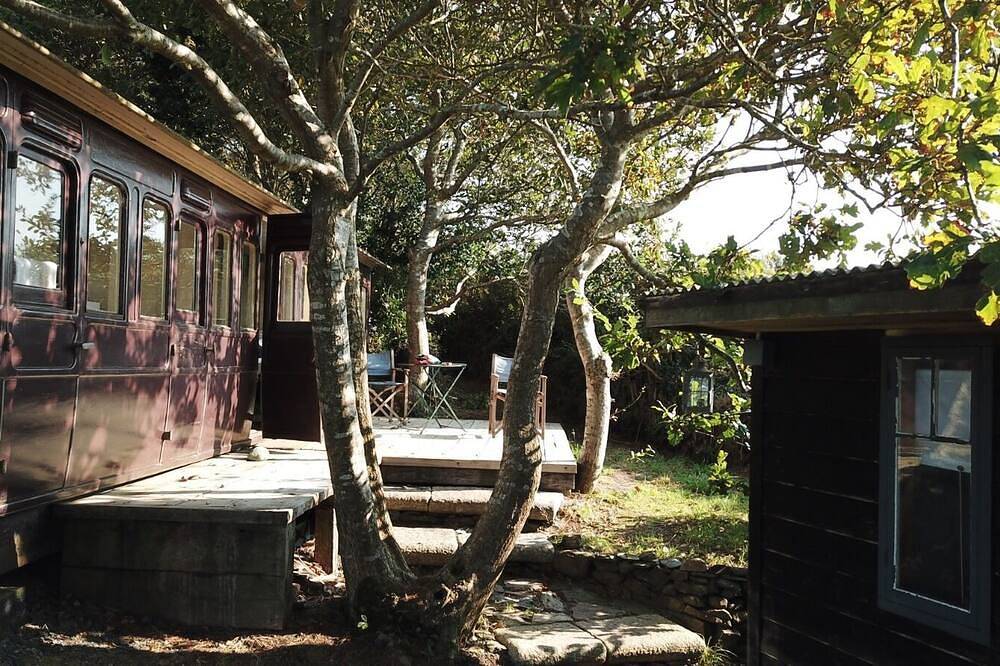 Unique and Magnificently Situated 8 acre Waterside Artists' Retreat Carriage in Helford, Cornwall