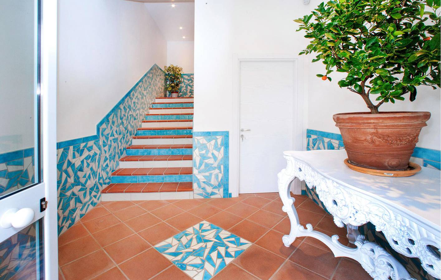 Entire holiday apartment, Cozy Beachside Apartment with TV & AC in Deiva Marina, Riviera di Levante