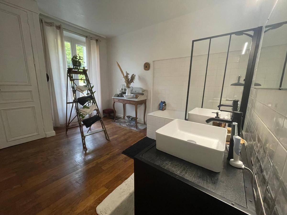 Appartement de vacances entier, Chambre paisible face aux thermes-ch1- Check après 16h30 in Contrexéville, Neufchâteau