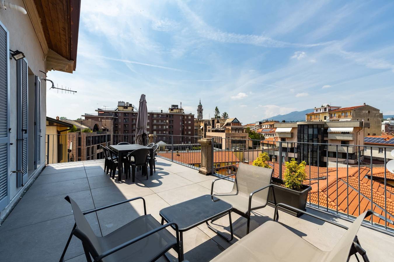 Apartamento entero, Attico con terrazzo - 300 m dalla stazione in Varese, Provincia de Varese
