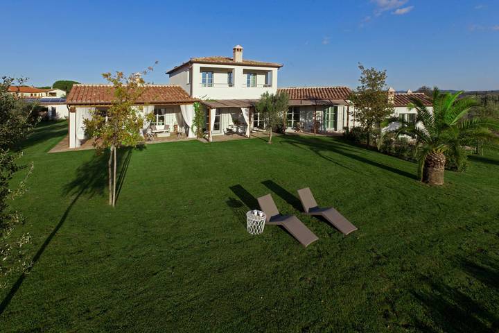 Podere La Sassicaia - Villa con piscina privata tra le colline toscane in Manciano (comune), Provincia di Grosseto