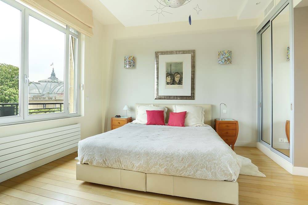 Appartement entier, Champs Elysées / Montaigne, une vue superbe! 2 Bd, 2 bains, modernes avec Central Air in Tour Eiffel, Paris