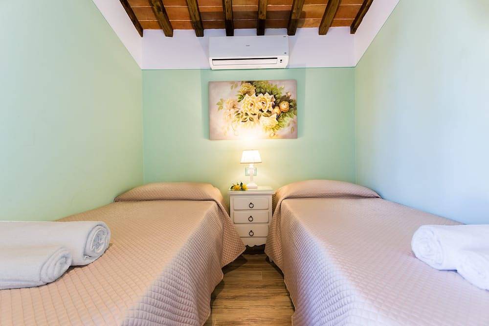 Tuscan Cottage With Private Garden And Panoramic Pool. 1 Km Walk To The Village. in Casole d'Elsa, Provincia de Siena