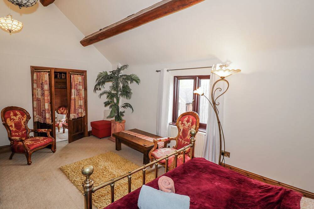 The Haybarn, pet friendly, character holiday cottage in Lichfield in Staffordshire