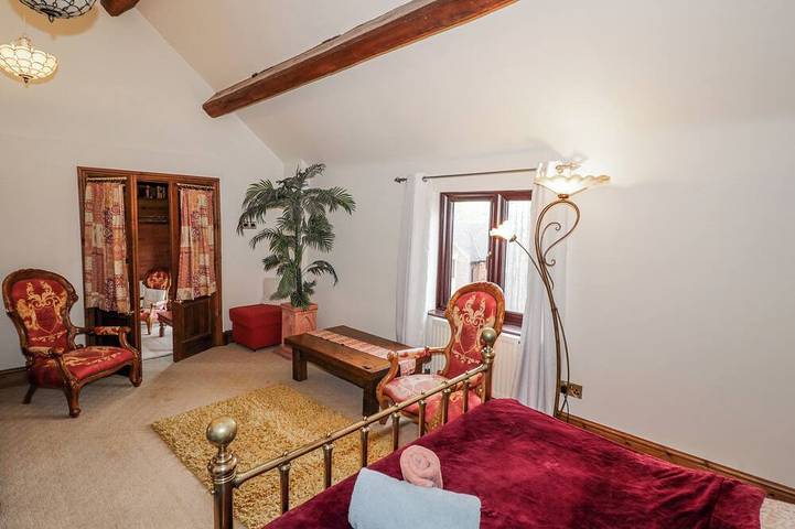 The Haybarn, pet friendly, character holiday cottage in Lichfield in Staffordshire