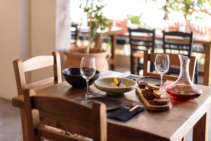 Chambre d’hôte pour 4 personnes, avec balcon et jacuzzi à Santorin - 4