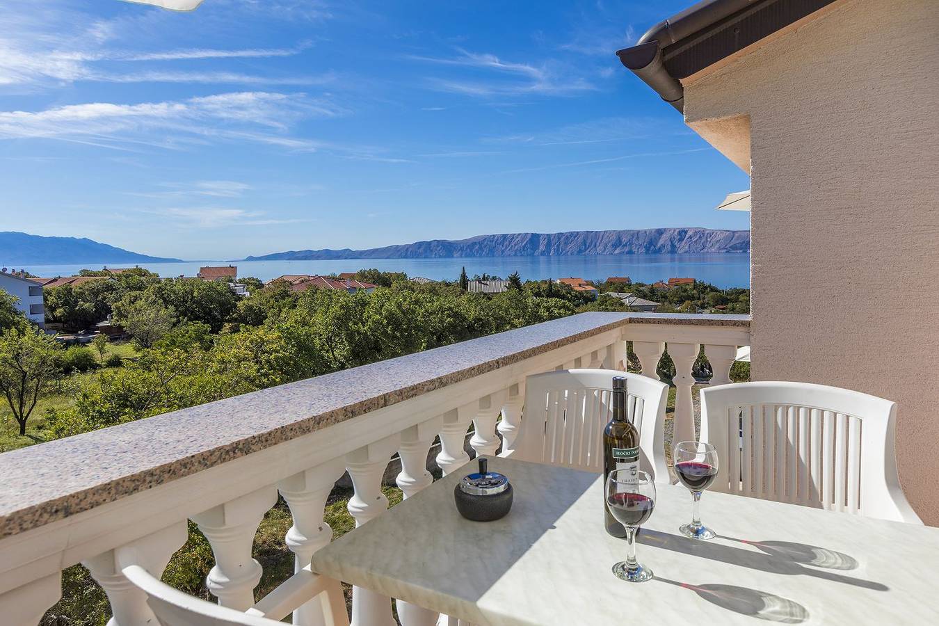 Ganze Wohnung, Idyllisches Apartment nur 470 Meter zum Strand mit Meerblick, Babybett - Hunde willkommen in Povile, Primorje-Gorski Kotar