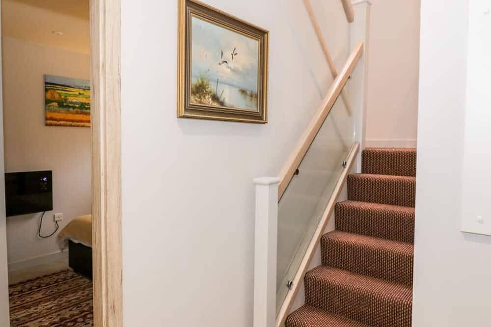 Entire cottage close to Coventry city centre. 4 en-suite bedrooms, gated parking in Coventry, Birmingham Area