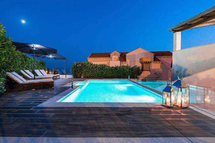Villa with pool for 6 people, with garden and hot tub as well as balcony in Dubrovnik